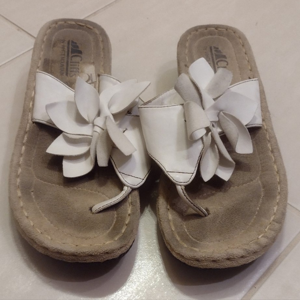Cliffs By Mountain Women's White Flower Flip Flops Leather Sandals 5.5m